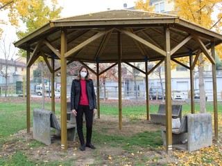 Il sindaco Anna Macchia sotto al gazebo, da poco allestito e già vandalizzato.