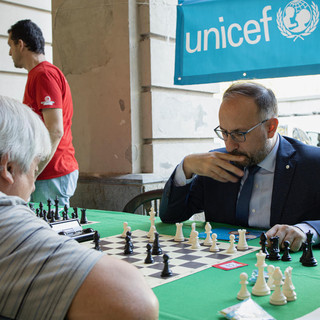 Il sindaco Rasero impegnato in una partita di scacchi in occasione di una precedente edizione dell'iniziativa