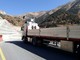 Un mezzo di trasporto percorre la strada di un colle di montagna