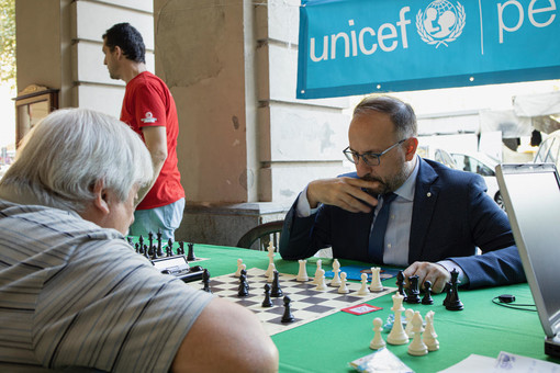 Il sindaco Rasero impegnato in una partita di scacchi in occasione di una precedente edizione dell'iniziativa