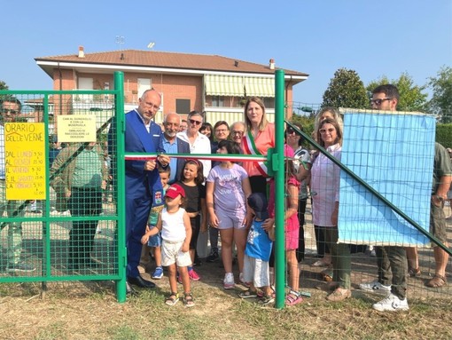 Villafranca, inaugurato il grande polmone verde dove si cammina a piedi nudi e si riposa sulle chaise longue   [FOTO]