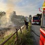 Vasto incendio di sterpaglie in un prato a Montechiaro d’Asti