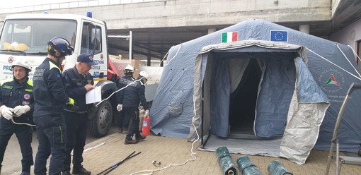 Emergenza coronavirus: in allestimento la tenda pneumatica di fronte all’ingresso del Pronto Soccorso