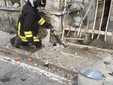 Vigile del fuoco al lavoro sulla colonnina del gas danneggiata dall'urto