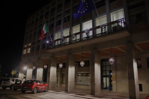 Nell'immagine (MerfePhoto), luci accese negli uffici della prefettura, dove si è svolta la riunione straordinaria terminata intorno alla mezzanotte