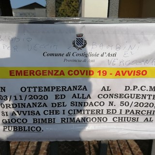 Uno degli avvisi di chiusura imbrattati con accuse al sindaco