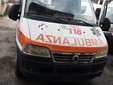 Le immagini dell'arrivo e della partenza dell'ambulanza