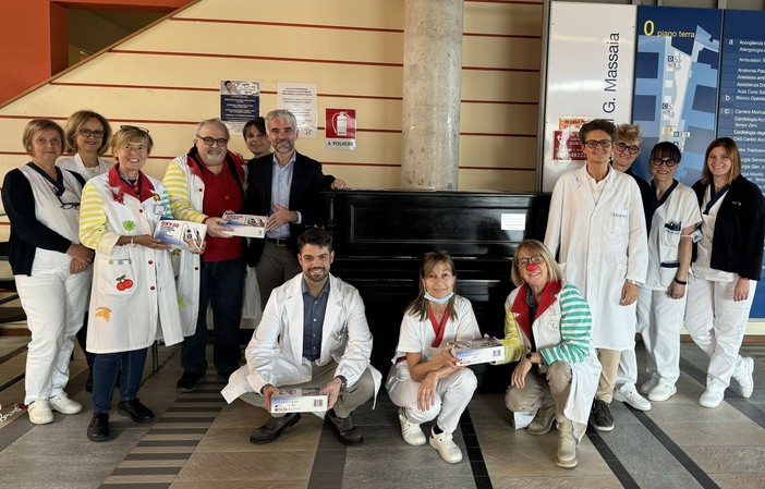 La consegna delle attrezzature donate all’Oncologia: Giuseppe Pellitteri, past president dell’associazione e altri volontari insieme al dottor Marcello Tucci, direttore della SC Oncologia e Cure Palliative dell’Asl AT con la sua equipe e alla Direzione Sanitaria di Presidio.