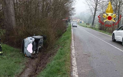 Auto a GPL si ribalta e finisce fuori strada: momenti di paura a Robella