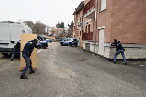 Auto della polizia e task force di agenti con in mano una pistola. Niente paura, è un'esercitazione