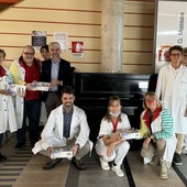 La consegna delle attrezzature donate all’Oncologia: Giuseppe Pellitteri, past president dell’associazione e altri volontari insieme al dottor Marcello Tucci, direttore della SC Oncologia e Cure Palliative dell’Asl AT con la sua equipe e alla Direzione Sanitaria di Presidio.