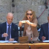 Il sindaco di Siena, Nicoletta Fabio, durante l'assegnazione (fotogramma della diretta, immagini Consorzio per la Tutela del Palio di Siena)