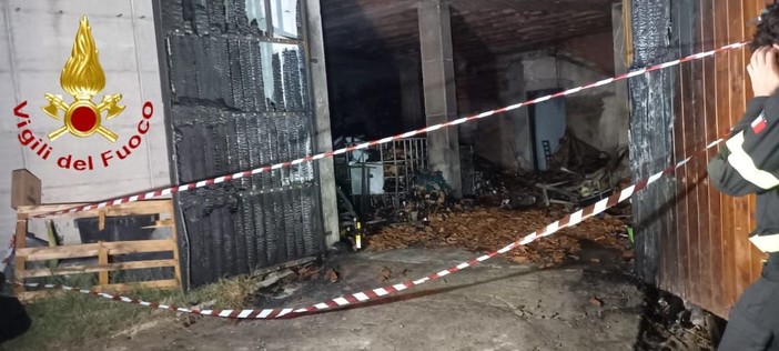 Incendio in agriturismo di Moasca: ingenti danni ma nessuna criticità per i presenti