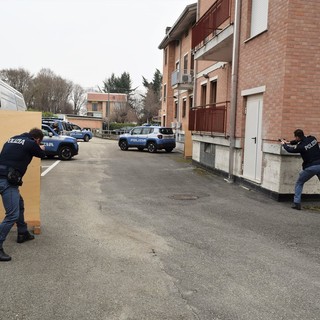 Auto della polizia e task force di agenti con in mano una pistola. Niente paura, è un'esercitazione