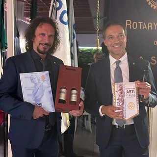 L'artista (a sinistra nell'immagine) con il presidente Rotary Alberto Bazzano