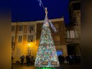 Ottanta chilometri di lana per l'albero di Natale con &quot;piastrelle&quot; all'uncinetto a Rocchetta Tanaro