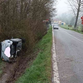 Auto a GPL si ribalta e finisce fuori strada: momenti di paura a Robella