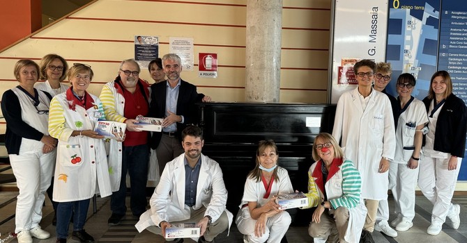 La consegna delle attrezzature donate all’Oncologia: Giuseppe Pellitteri, past president dell’associazione e altri volontari insieme al dottor Marcello Tucci, direttore della SC Oncologia e Cure Palliative dell’Asl AT con la sua equipe e alla Direzione Sanitaria di Presidio.