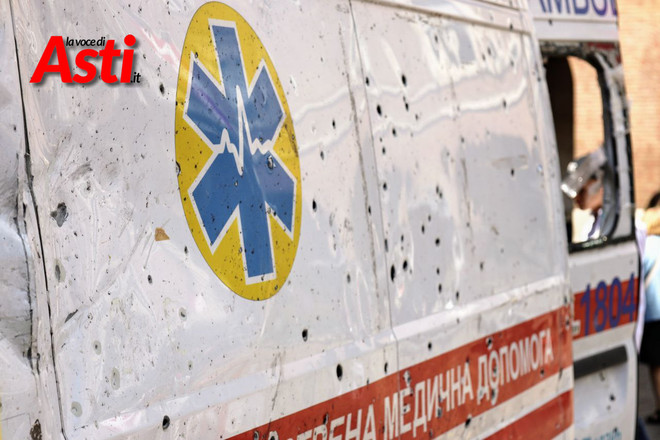 L'ambulanza ucraina crivellata dai colpi russi esposta in piazza San Secondo lo scorso maggio (Merphefoto)