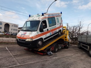 Le immagini dell'arrivo e della partenza dell'ambulanza