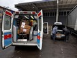 Le immagini dell'arrivo e della partenza dell'ambulanza