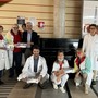 La consegna delle attrezzature donate all’Oncologia: Giuseppe Pellitteri, past president dell’associazione e altri volontari insieme al dottor Marcello Tucci, direttore della SC Oncologia e Cure Palliative dell’Asl AT con la sua equipe e alla Direzione Sanitaria di Presidio.