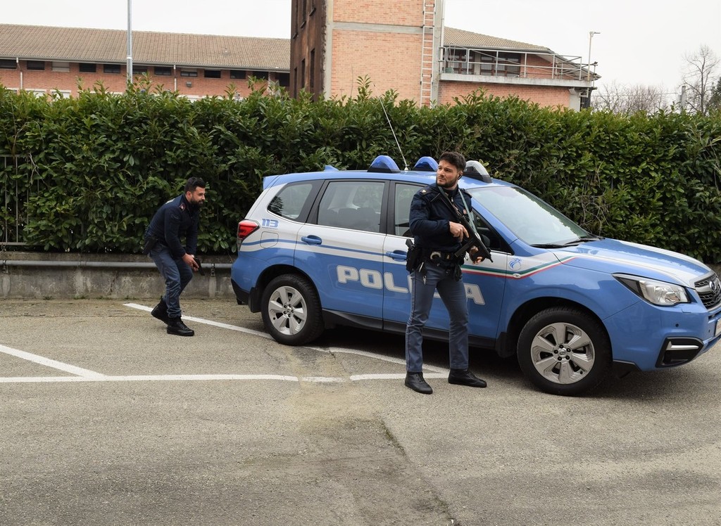 Auto della polizia e task force di agenti con in mano una pistola. Niente  paura, è un'esercitazione 