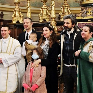 Omar Pedrini con la moglie, a Rocchetta, nel giorno del battesimo del figlio (MerfePhoto)