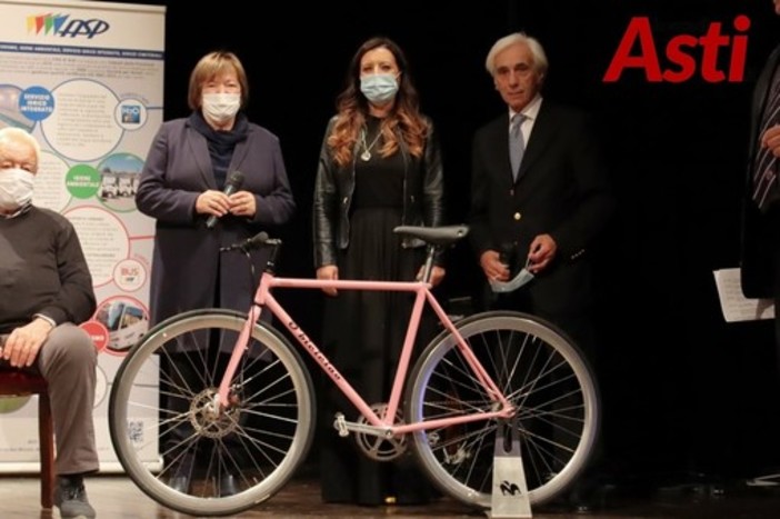 L'amministratrice delegata di Idem ritratta, alla presentazione della tappa astigiana del Giro d'Italia, tra l'assessore Cotto e il consigliere Trombetta