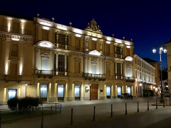 Il palazzo di piazza Libertà sede della Banca di Asti