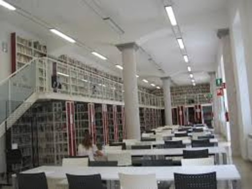 La sala delle colonne in Biblioteca Astense