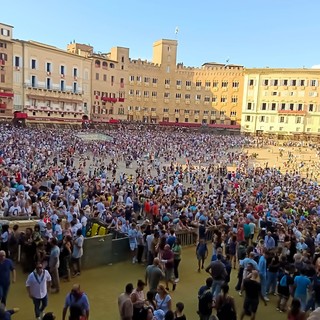 La Croce Verde Asti al Palio di Siena con alcuni volontari. In futuro gemellaggio con il Palio di Asti