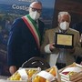 Eugenio Petitti premiato durante il riconoscimento del presidio Slow food ai suoi peperoni, con il sindaco Cavallero