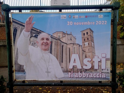 Conto alla rovescia per l'arrivo di Papa Francesco: comparsi i primi cartelloni ad Asti