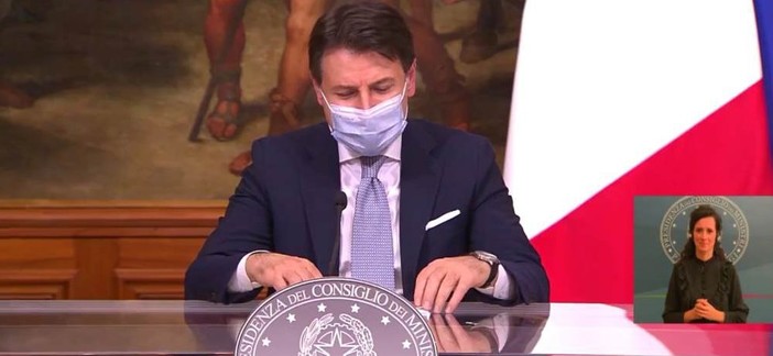 Il Piemonte è zona rossa. Da venerdì al via le restrizioni, chiusi i negozi e anche i centri estetici, ma aperti i parrucchieri