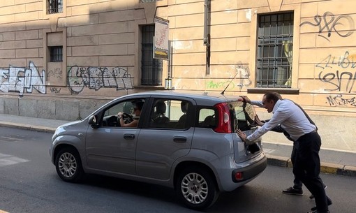 Auto si blocca in strada, Cirio si improvvisa “soccorritore” e aiuta a spingerla di lato