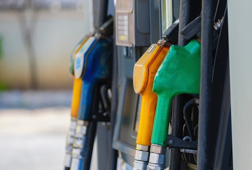 Da domani verranno esposti i prezzi medi dei carburanti: oggi ad Asti verde a 1,88 e diesel a 1,74 euro