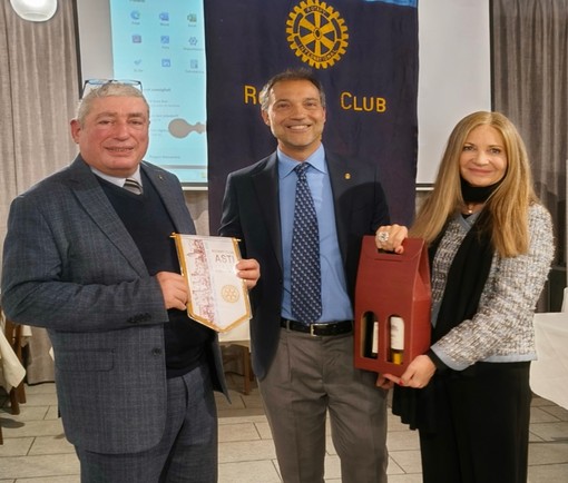 Marco Cuffaro, a sinistra, con il presidente del Rotary Alberto Bazzano ed il prefetto del club Esmeralda Masseroni