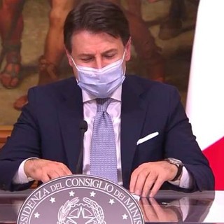 Il Piemonte è zona rossa. Da venerdì al via le restrizioni, chiusi i negozi e anche i centri estetici, ma aperti i parrucchieri