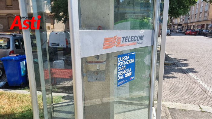 Una delle cabine telefoniche dismesse (Merphefoto)