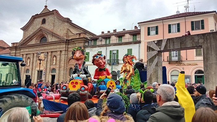 Immagini relative la sfilata che ha visto il trionfo del carro di Castelnuovo Belbo