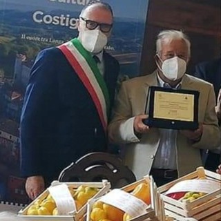 Eugenio Petitti premiato durante il riconoscimento del presidio Slow food ai suoi peperoni, con il sindaco Cavallero