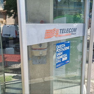 Una delle cabine telefoniche dismesse (Merphefoto)