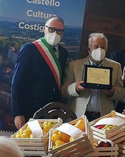 Eugenio Petitti premiato durante il riconoscimento del presidio Slow food ai suoi peperoni, con il sindaco Cavallero