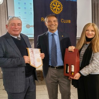 Marco Cuffaro, a sinistra, con il presidente del Rotary Alberto Bazzano ed il prefetto del club Esmeralda Masseroni