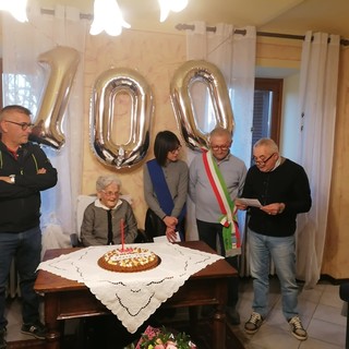 Festa a Costigliole per i 100 anni di Costantina Giberti, Patriarca dell'Astigiano