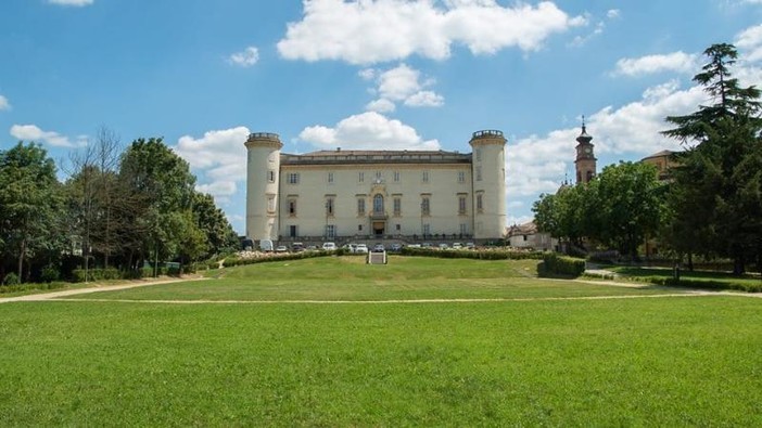 Il castello di Costigliole d'Asti, cui sono destinati fondi per il restauro del Salone degli Specchi