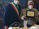 Eugenio Petitti premiato durante il riconoscimento del presidio Slow food ai suoi peperoni, con il sindaco Cavallero