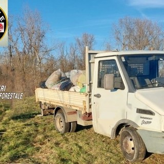 Scoperto autocarro carico di rifiuti abusivi lungo il fiume Tanaro: sanzionato un artigiano astigiano