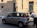 Auto si blocca in strada, Cirio si improvvisa “soccorritore” e aiuta a spingerla di lato